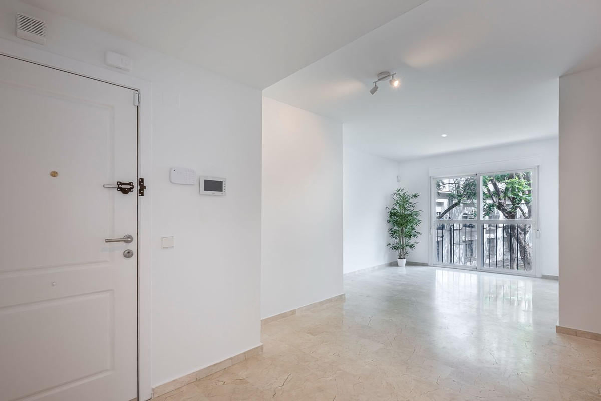 2 Bedroom Apartment in Estepona - Photo 12