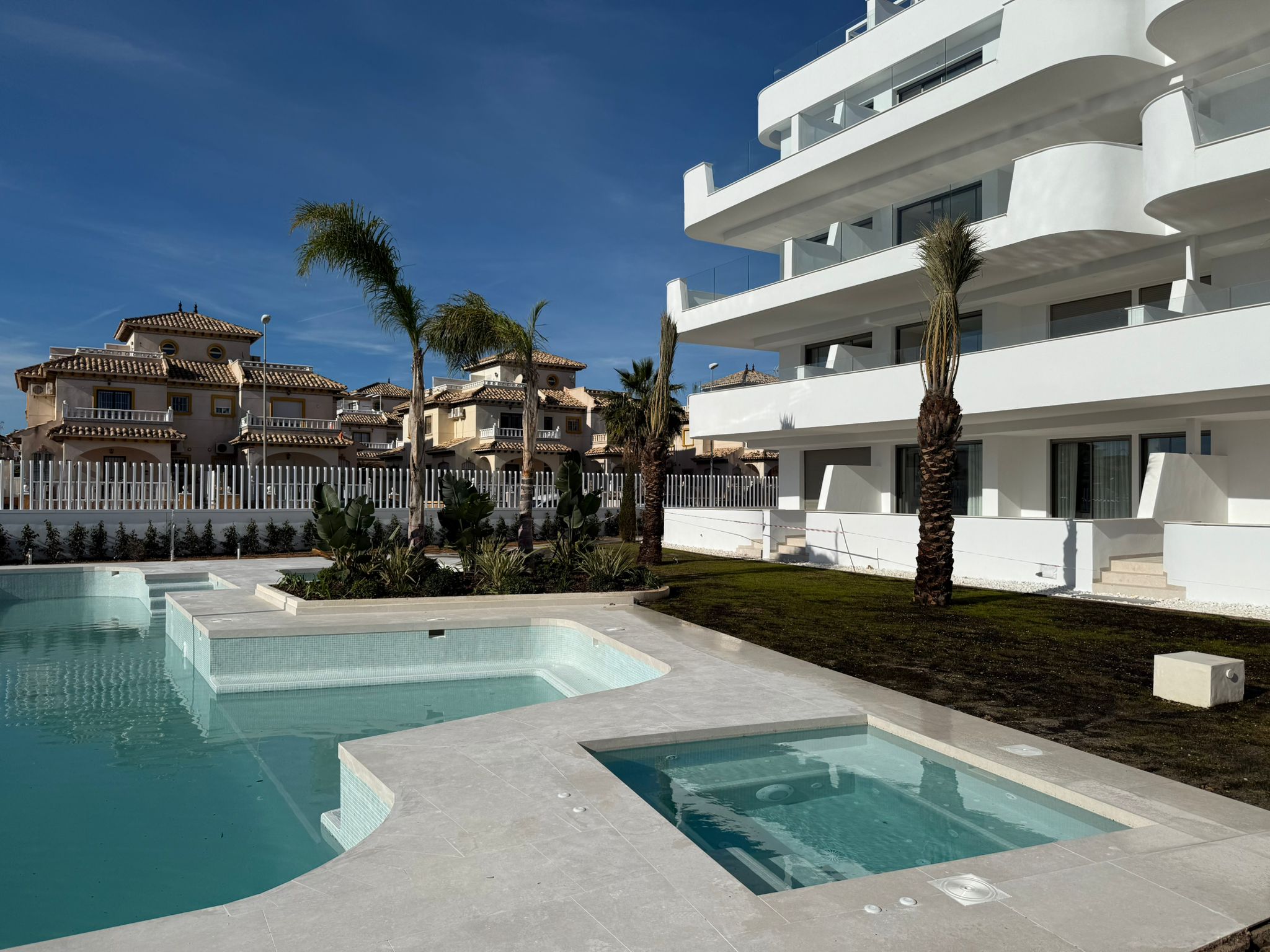Piso de 2 dormitorios con piscina en Alicante – Foto 9