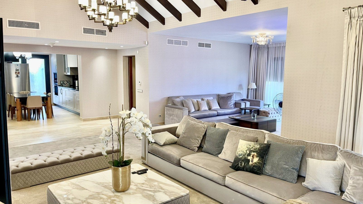 4 Bedroom Villa in Marbella - Photo 20