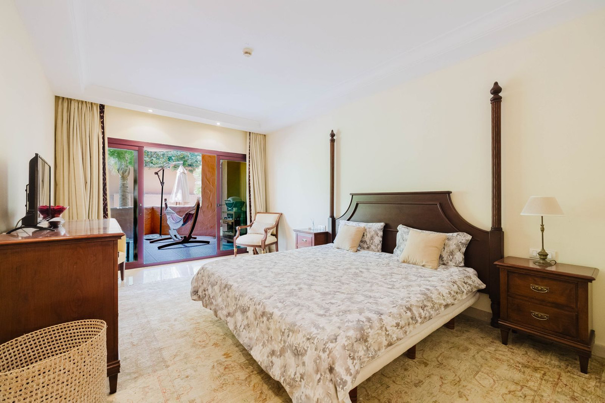 2 Bedroom Apartment in Estepona - Photo 9