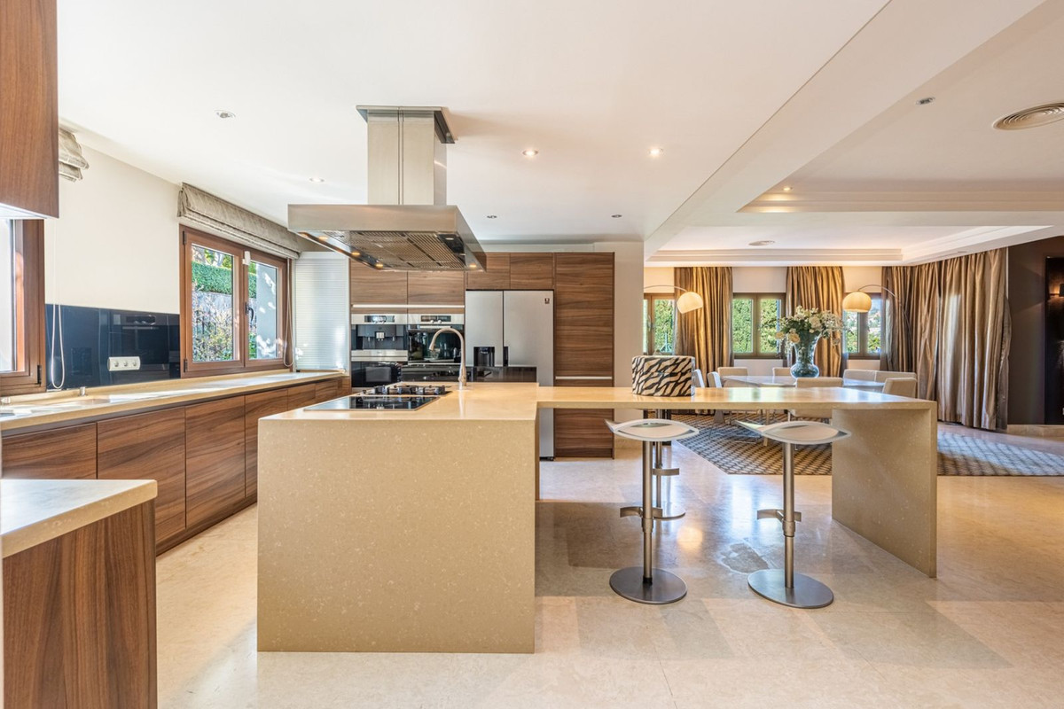 7 Bedroom Villa in Marbella - Photo 12