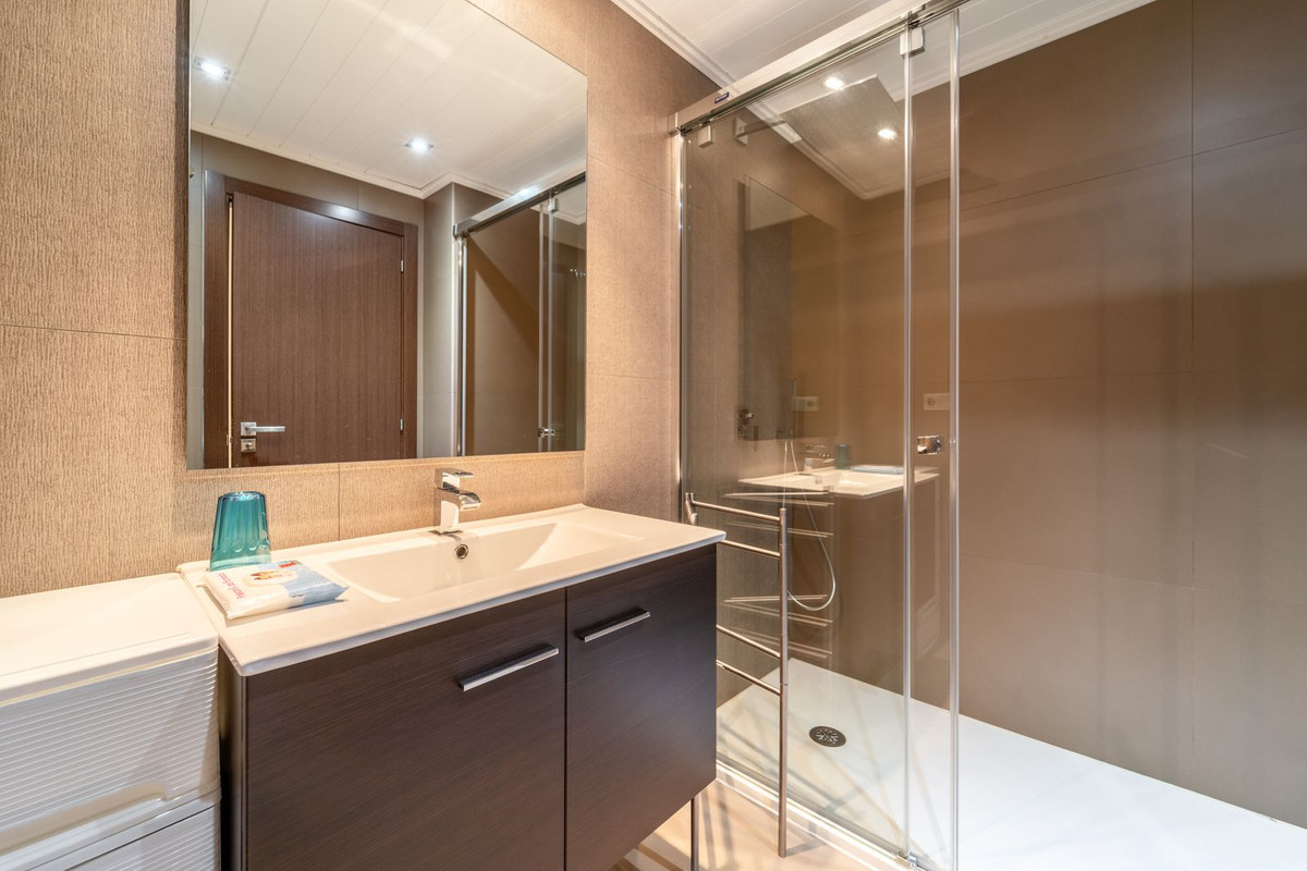 2 Bedroom Apartment in Benahavís - Photo 14