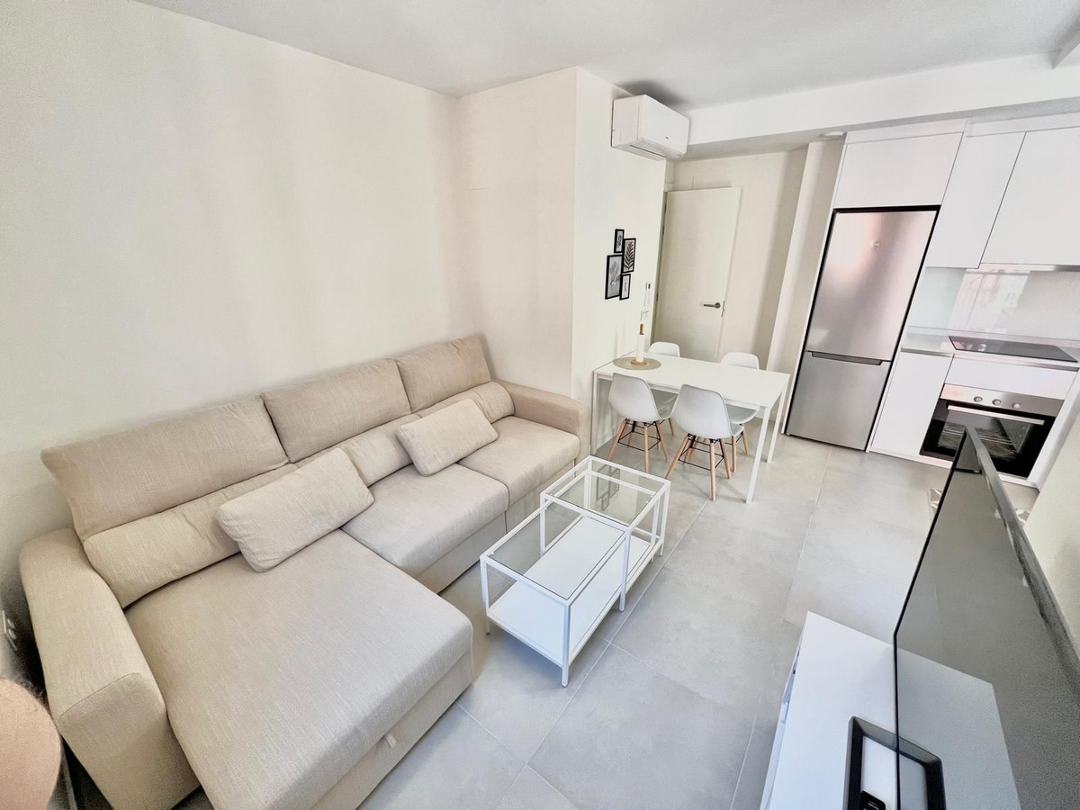 2 Bedroom Apartment in Fuengirola - Photo 5