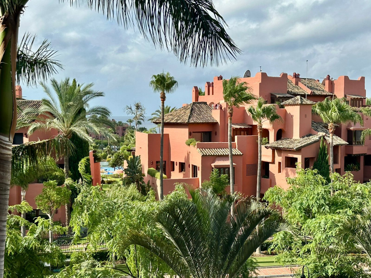 4 Bedroom Apartment in Estepona - Photo 2