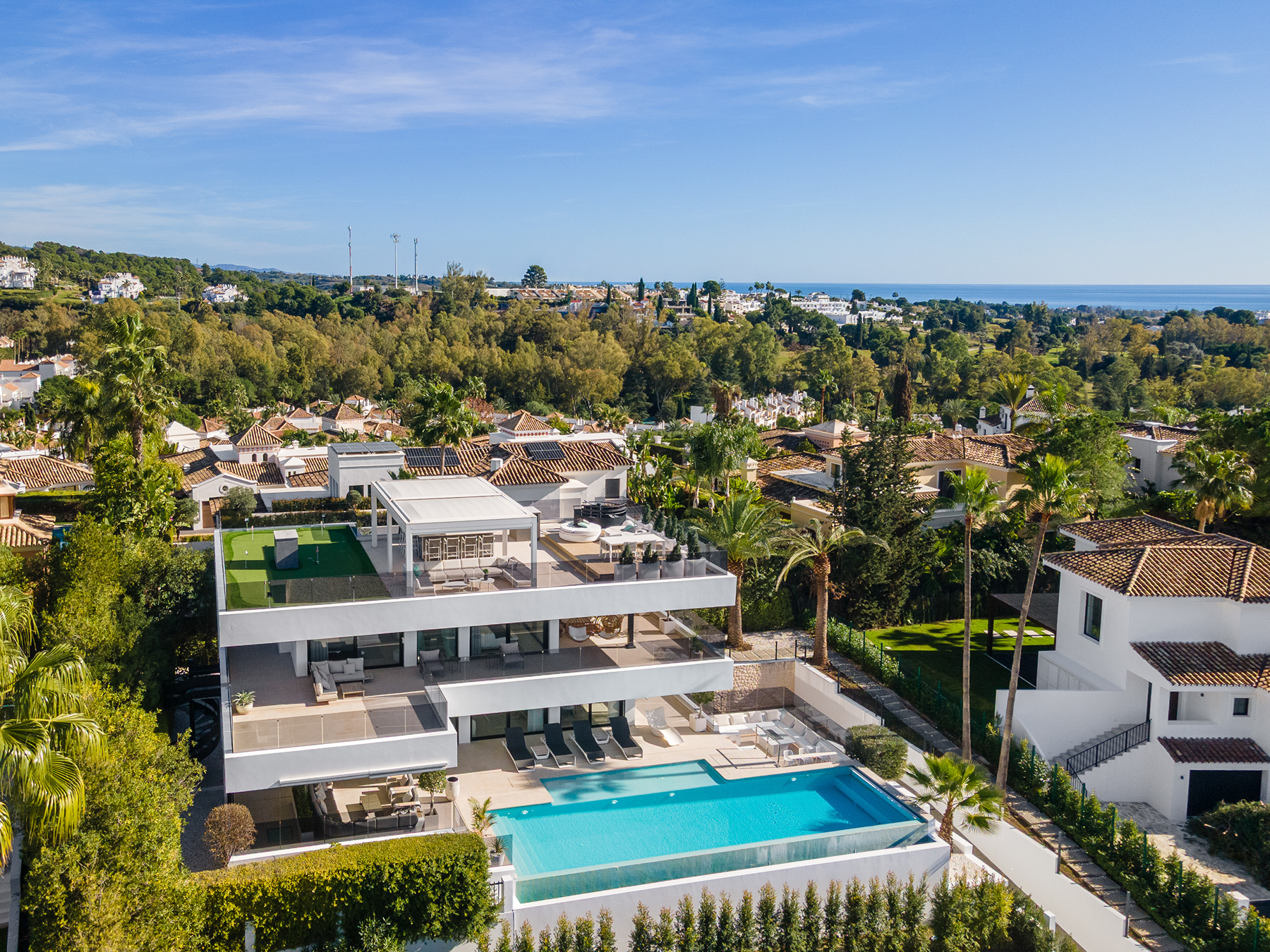 5 Bedroom Villa in Marbella - Photo 2