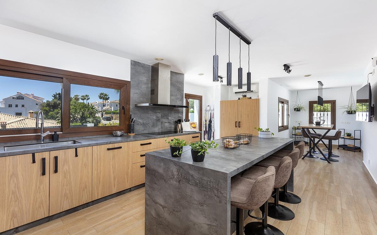 6 Bedroom Villa in Estepona - Photo 6