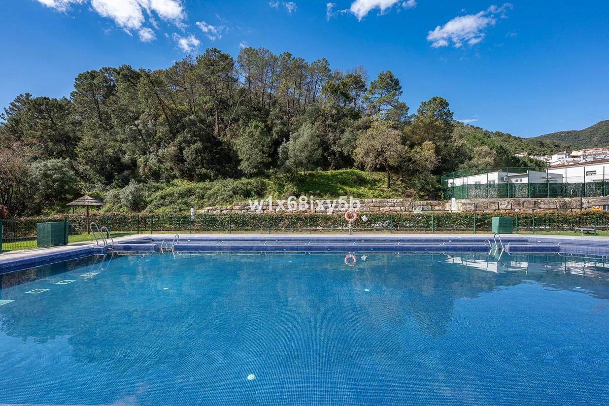 4 Bedroom Apartment in Benahavís - Photo 41