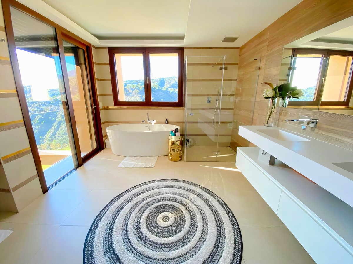 4 Bedroom Apartment in Benahavís - Photo 19