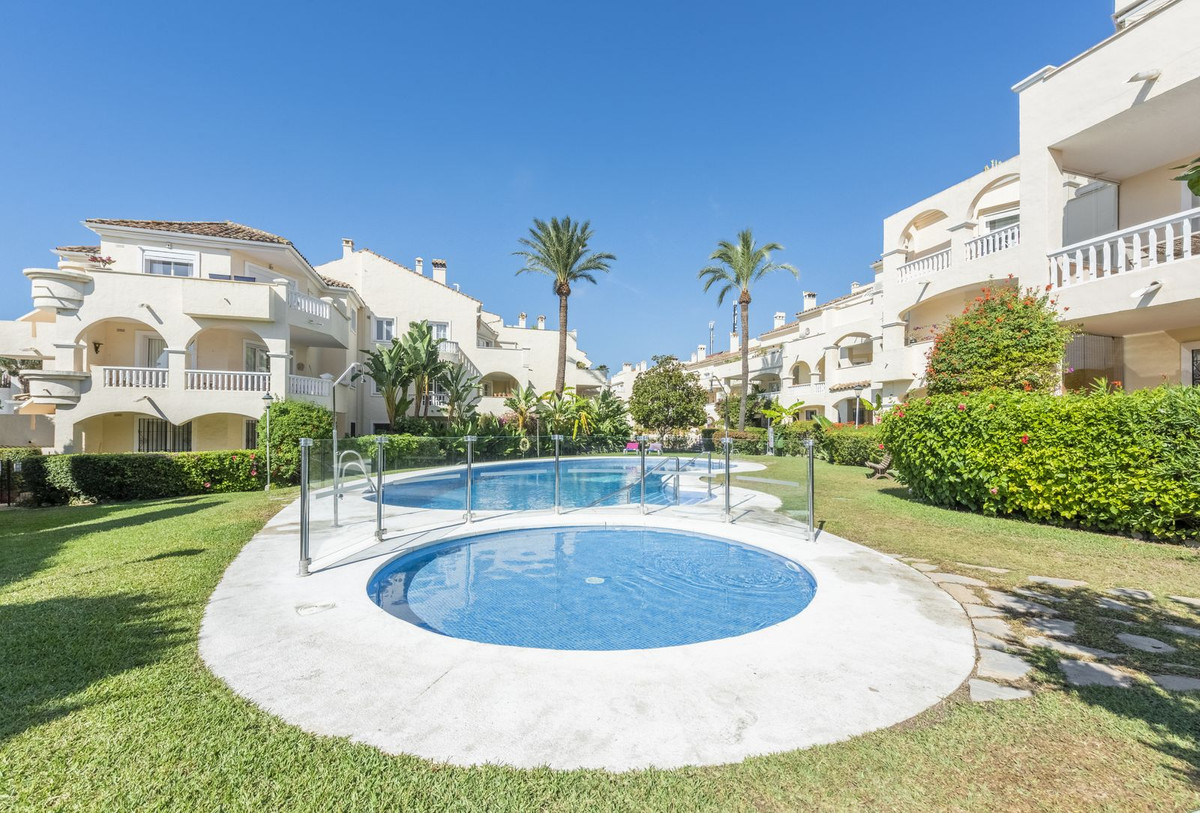 2 Bedroom Apartment in Estepona - Photo 3