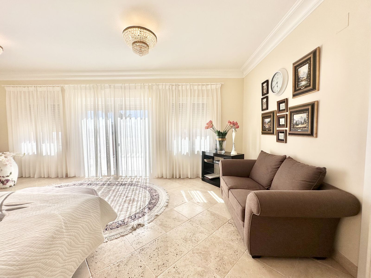 6 Bedroom Villa in Marbella - Photo 28