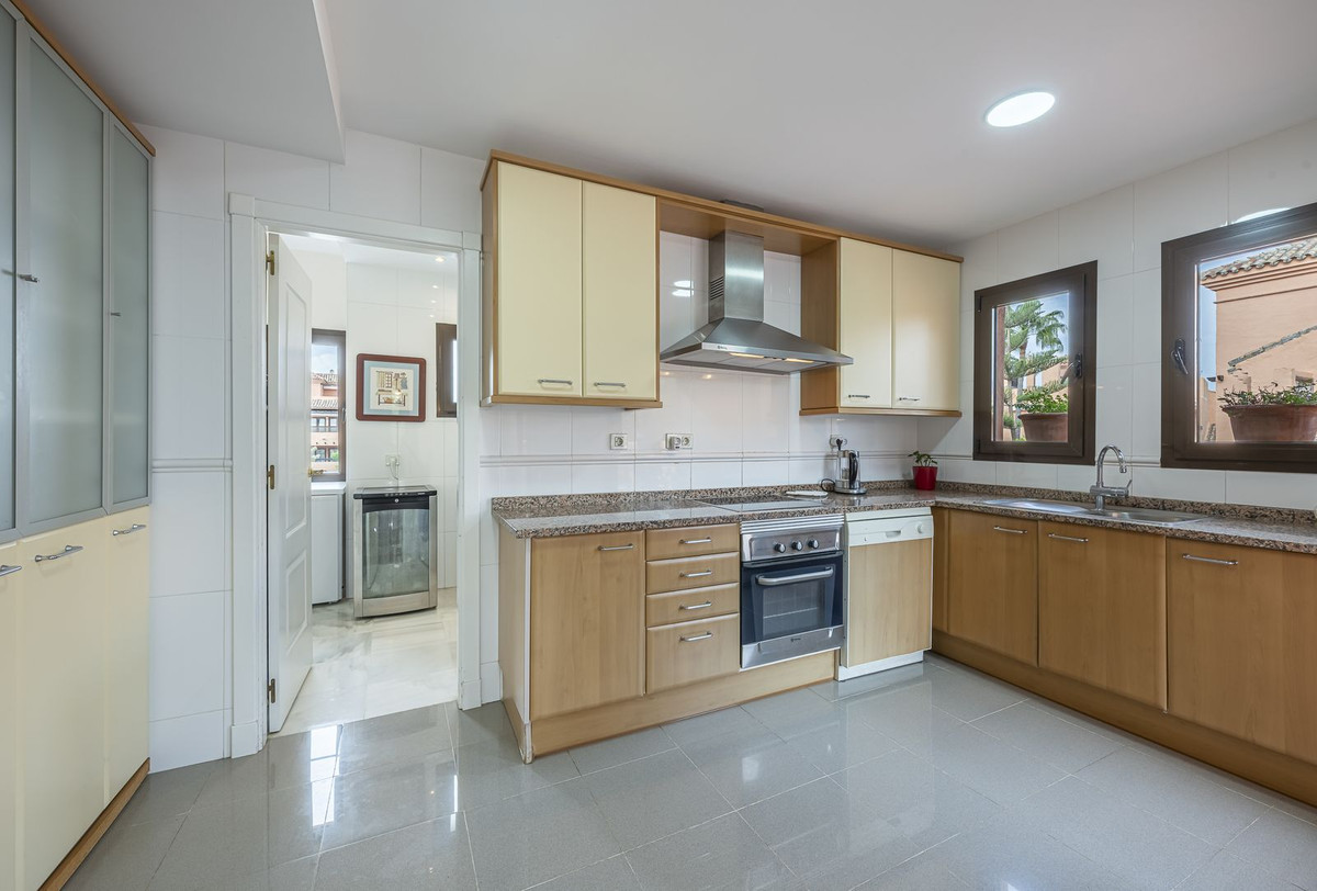 4 Bedroom Penthouse in Estepona - Photo 10