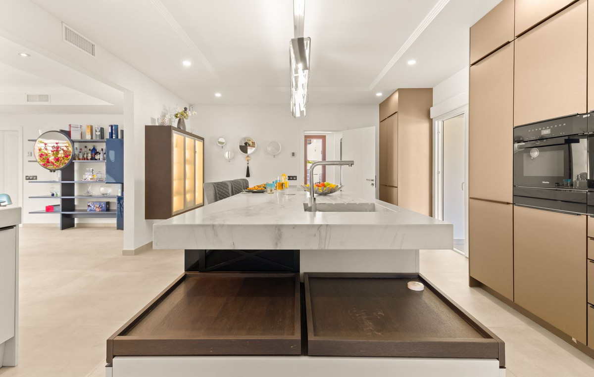6 Bedroom Villa in Estepona - Photo 8