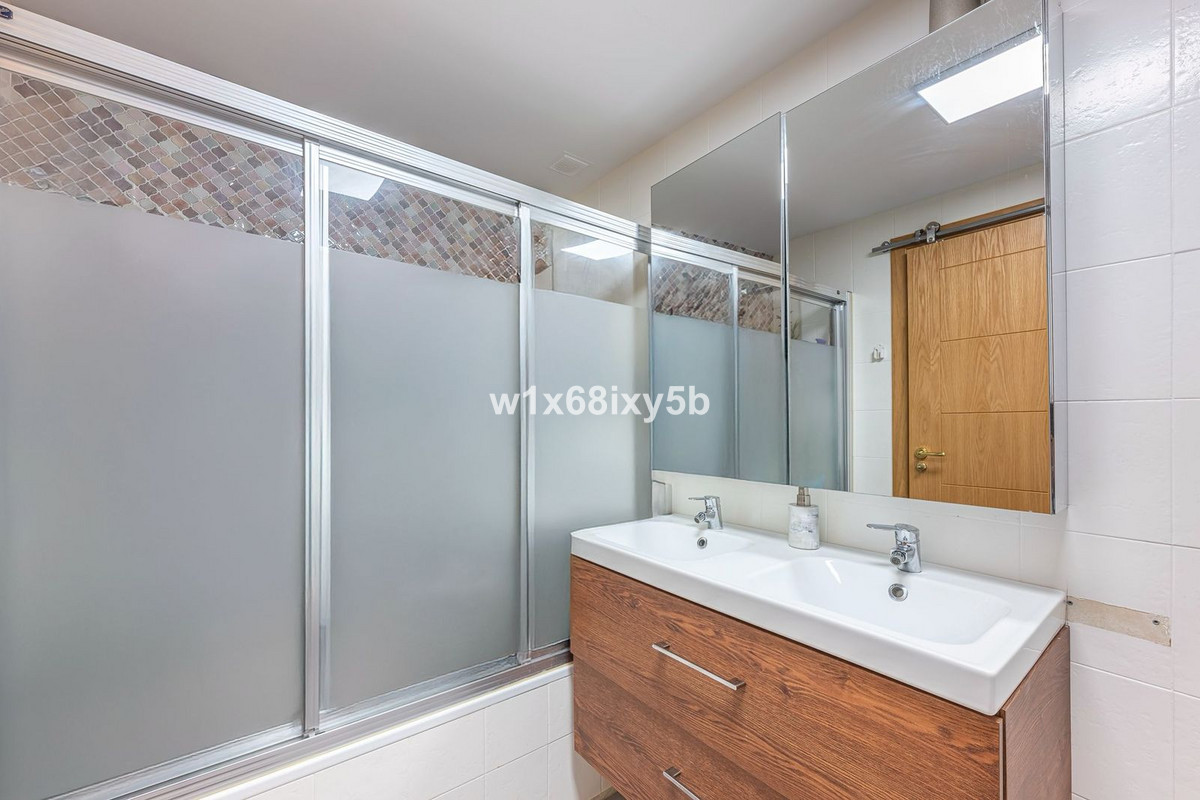 3 Bedroom Apartment in Marbella - Photo 17
