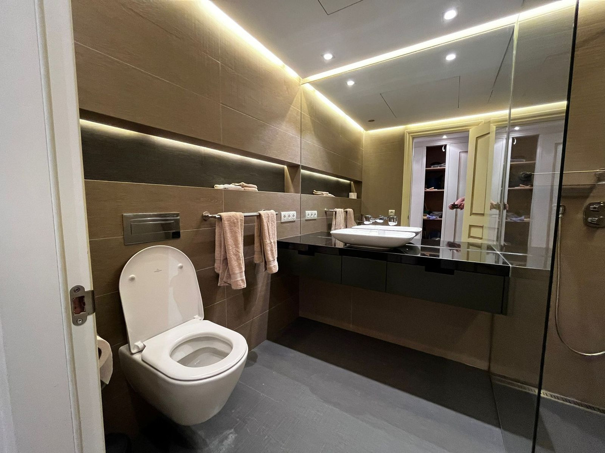 5 Bedroom Apartment in Marbella - Photo 16