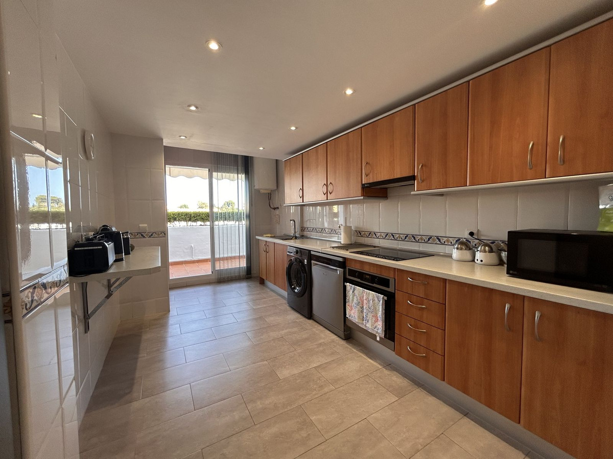 3 Bedroom Penthouse in Estepona - Photo 16