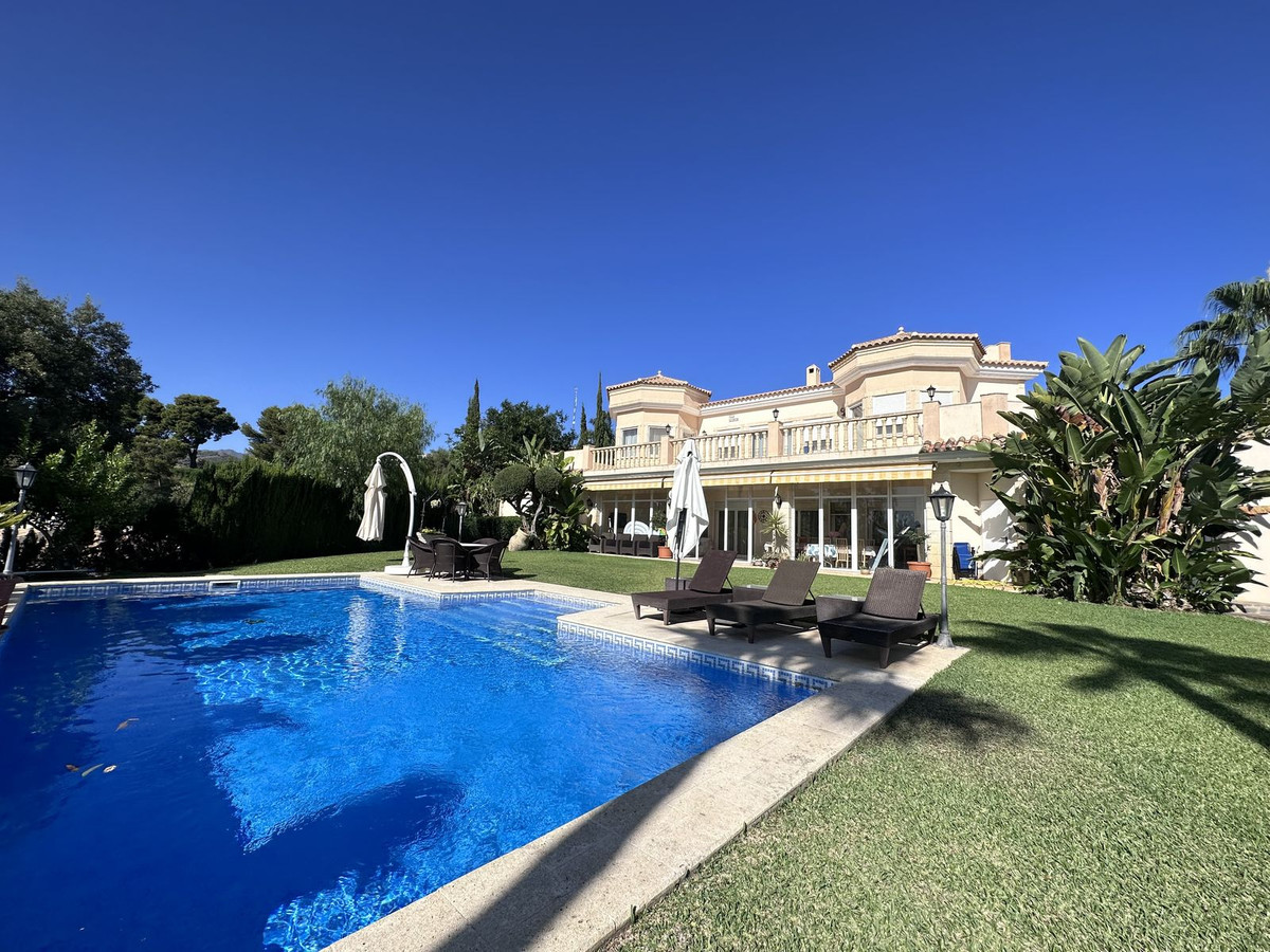 6 Bedroom Villa in Marbella - Photo 60