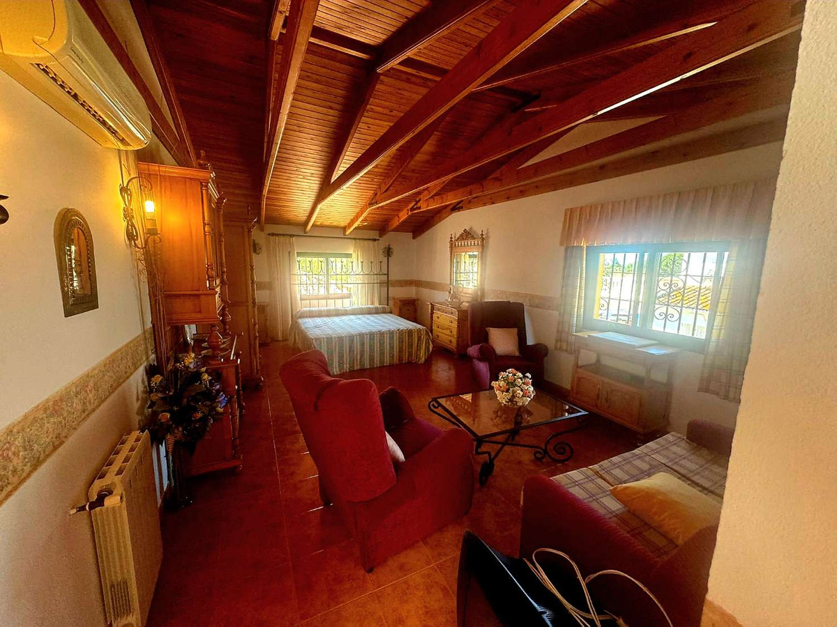 4 Bedroom Villa in Marbella - Photo 23