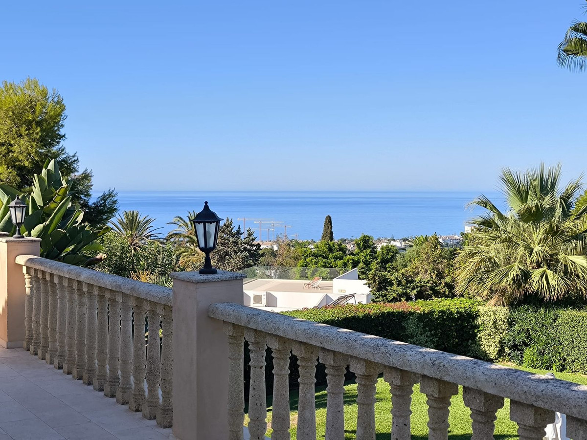 6 Bedroom Villa in Marbella - Photo 2