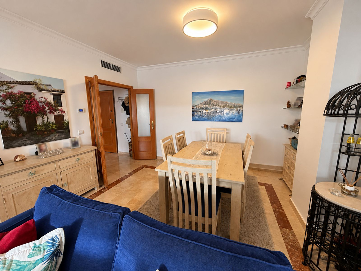 3 Bedroom Penthouse in Estepona - Photo 12