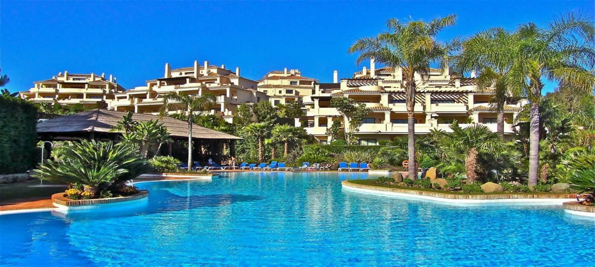 4 Bedroom Penthouse in Benahavís - Photo 7