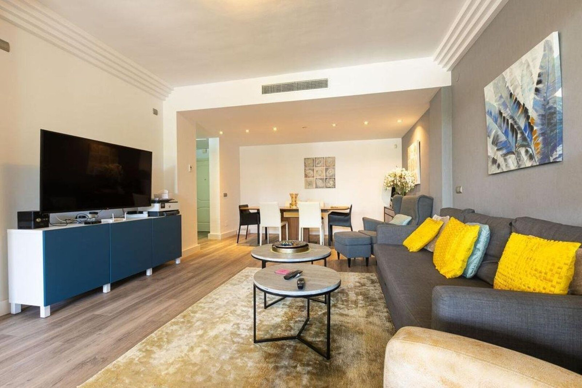2 Bedroom Apartment in Marbella - Photo 2