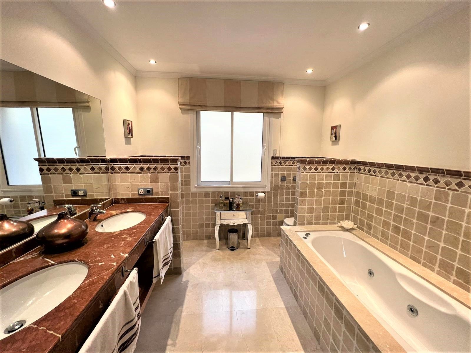 6 Bedroom Villa in Mijas - Photo 16