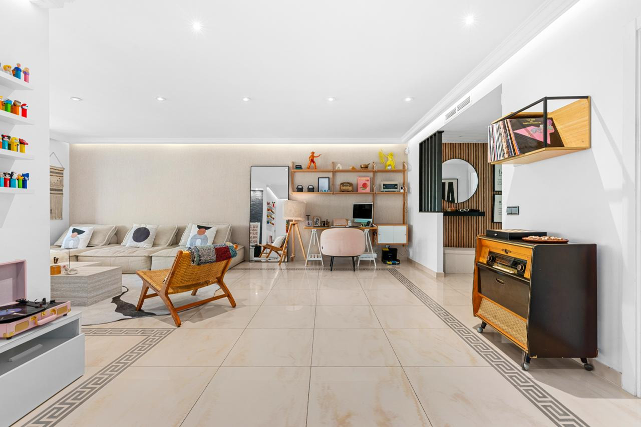 3 Bedroom Penthouse in Benahavís - Photo 2