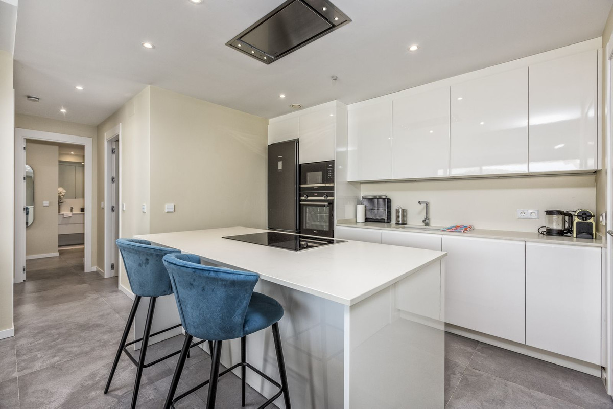2 Bedroom Apartment in Fuengirola - Photo 3