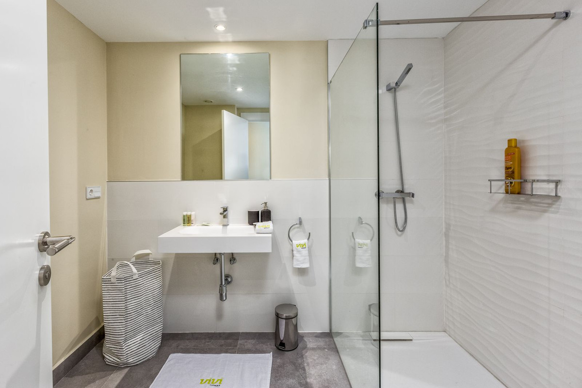 2 Bedroom Apartment in Fuengirola - Photo 11
