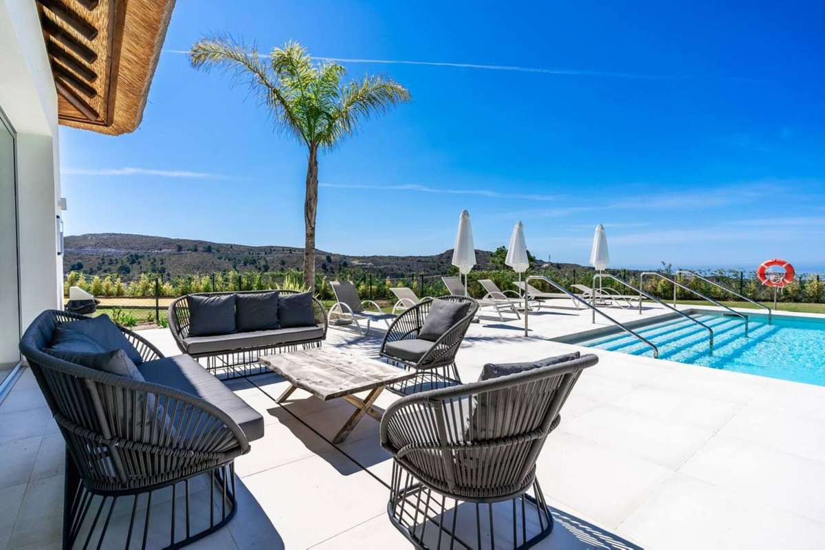 4 Bedroom Penthouse in Benahavís - Photo 27
