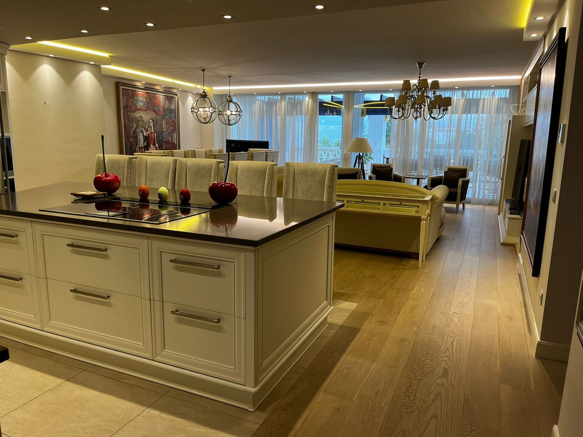 5 Bedroom Apartment in Marbella - Photo 4