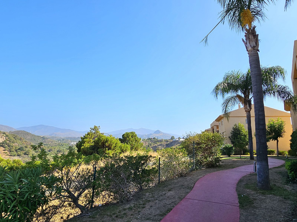2 Bedroom Penthouse in Estepona - Photo 25