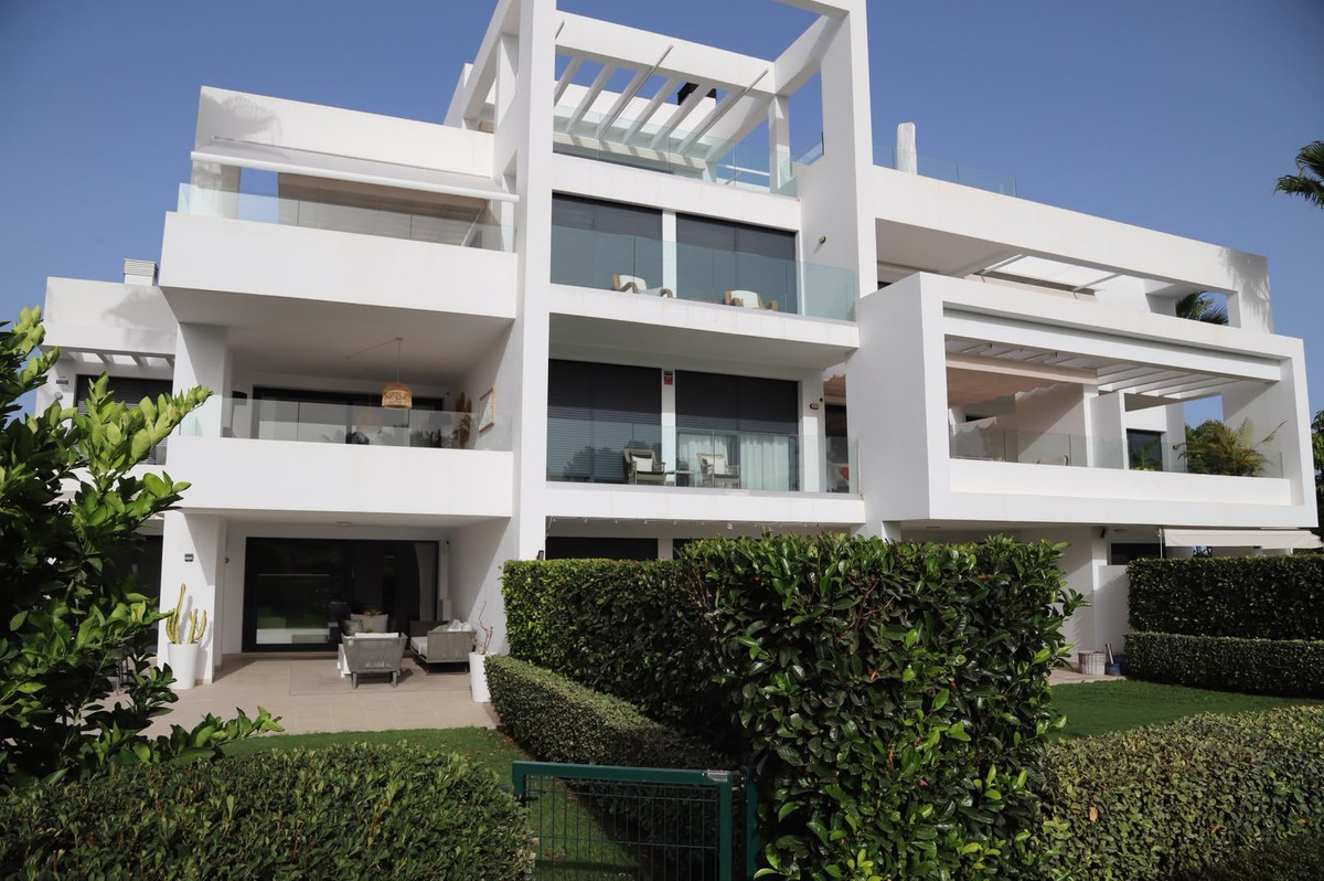 3 Bedroom Apartment in Estepona - Photo 3