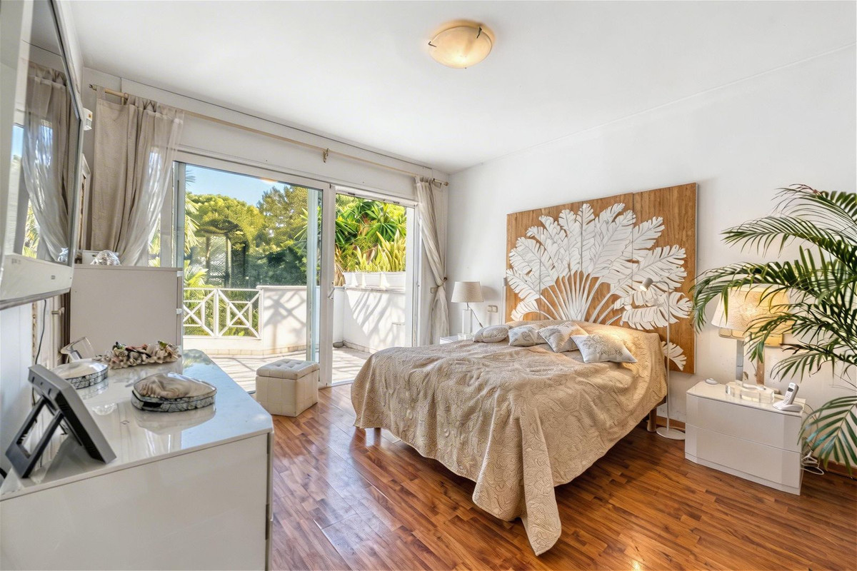 4 Bedroom Villa in Estepona - Photo 31