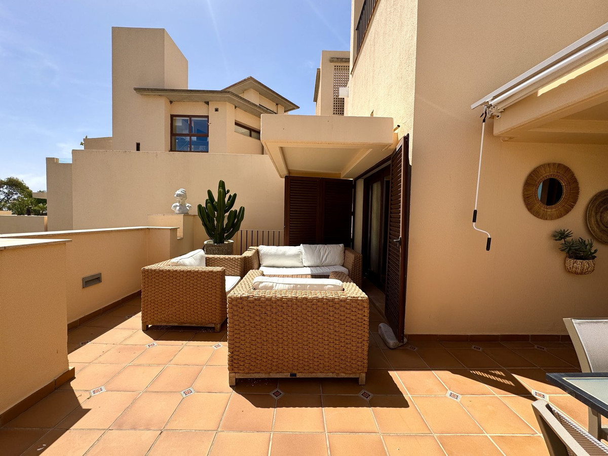 2 Bedroom Penthouse in Estepona - Photo 6