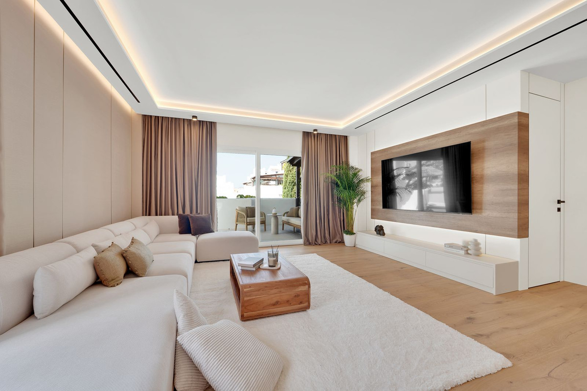 3 Bedroom Apartment in Marbella - Photo 2