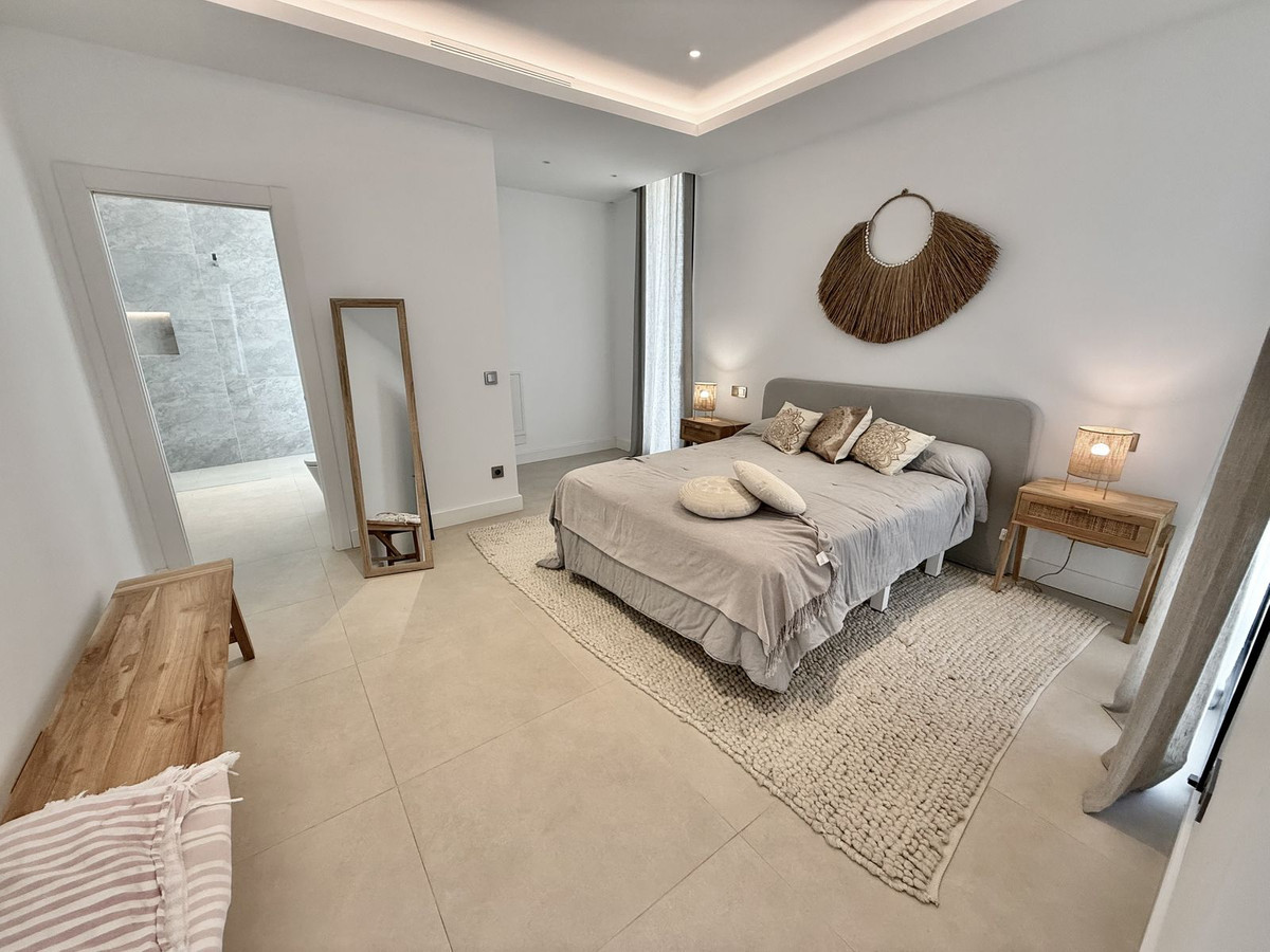 4 Bedroom Villa in Estepona - Photo 51