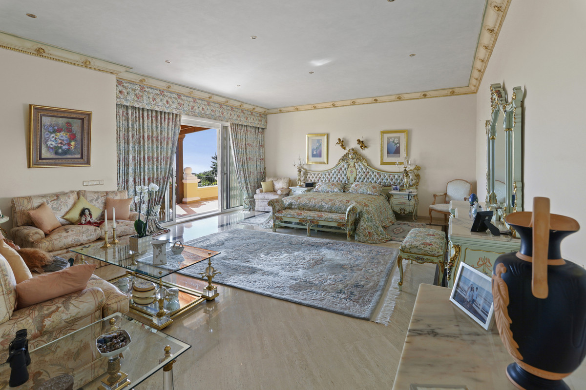5 Bedroom Villa in Estepona - Photo 11
