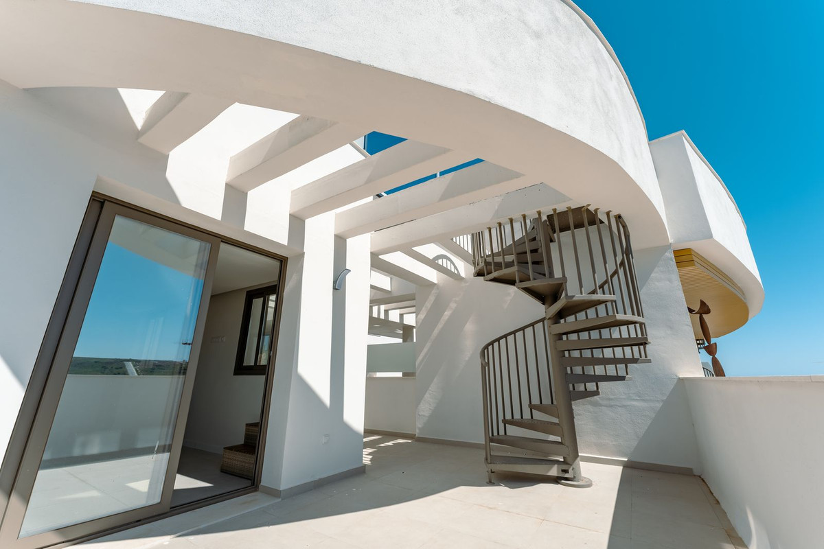 2 Bedroom Penthouse in Estepona - Photo 8