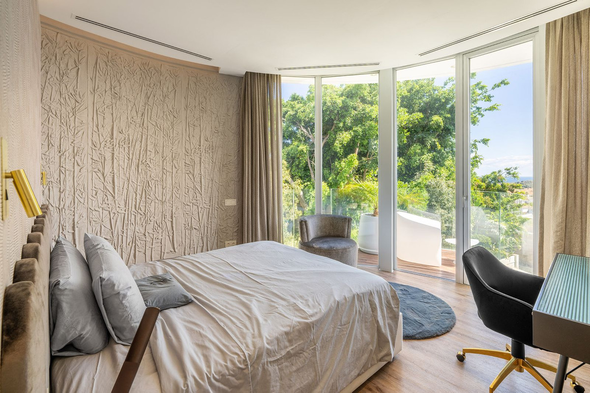 6 Bedroom Villa in Estepona - Photo 20