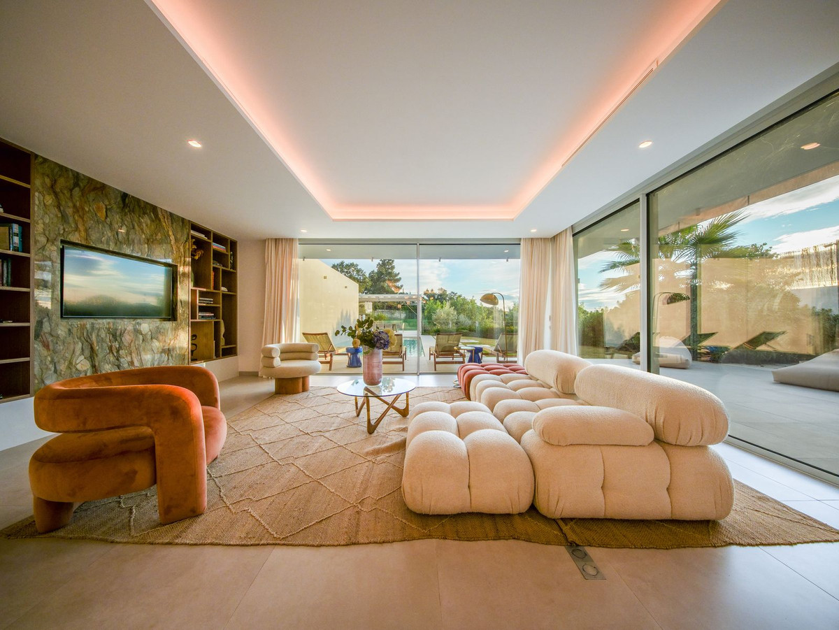 5 Bedroom Villa in Marbella - Photo 4