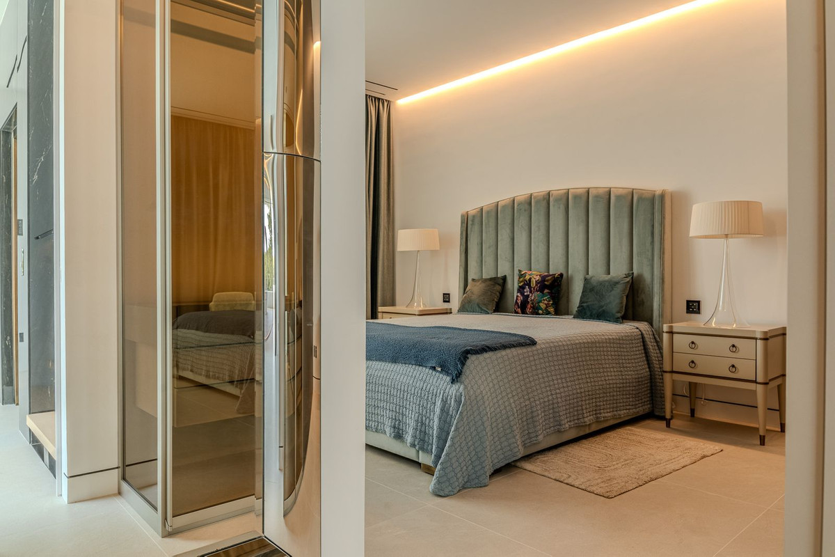 4 Bedroom Villa in Marbella - Photo 43