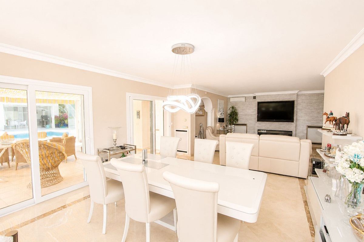 4 Bedroom Villa in Marbella - Photo 11