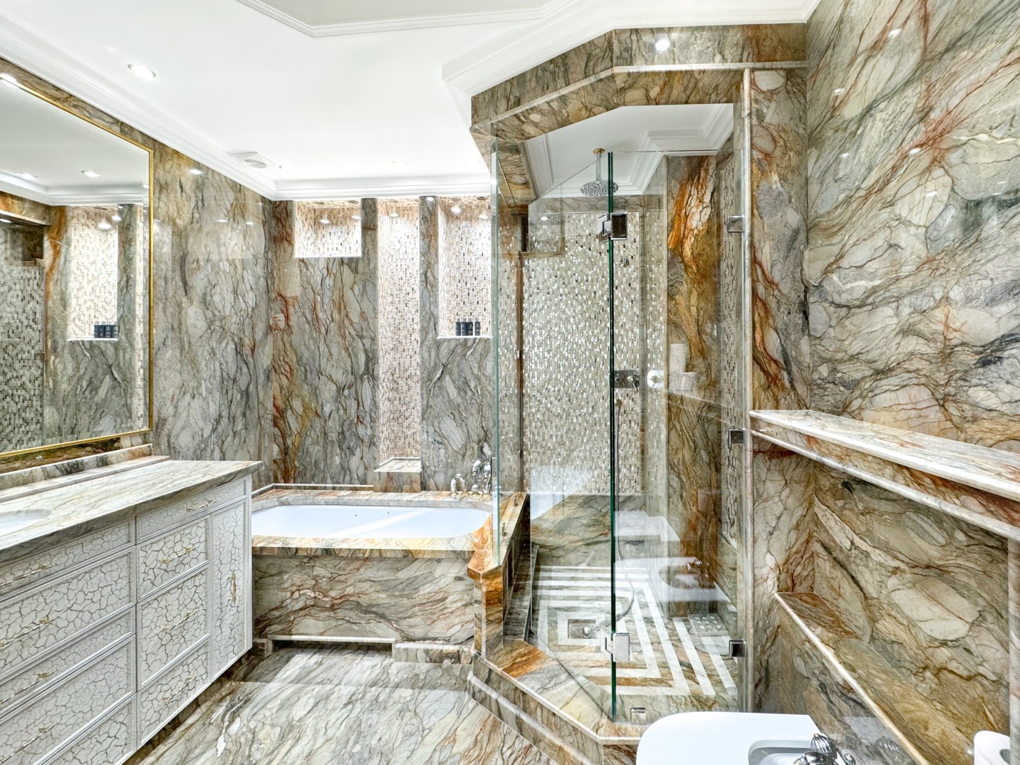 2 Bedroom Apartment in Marbella - Photo 6