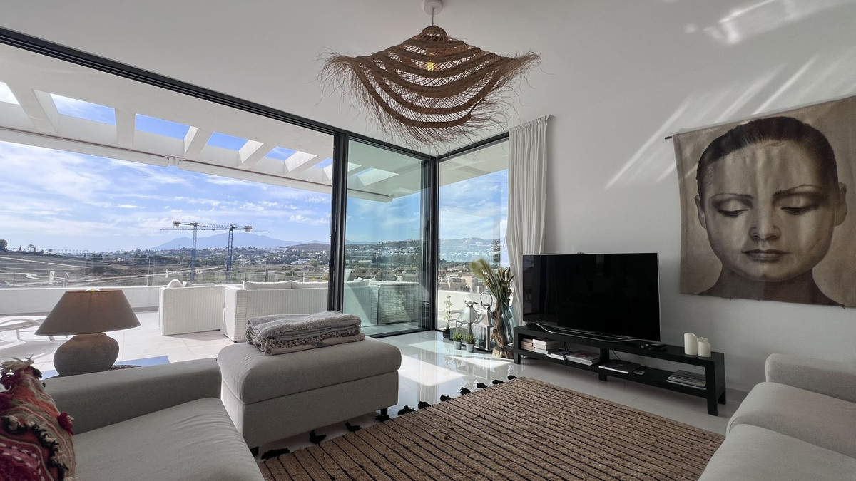 3 Bedroom Penthouse in Estepona - Photo 3