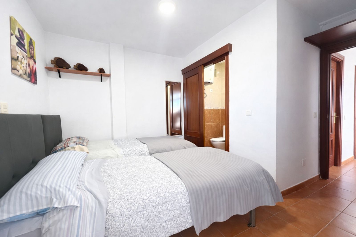 2 Bedroom Apartment in Benalmádena - Photo 18