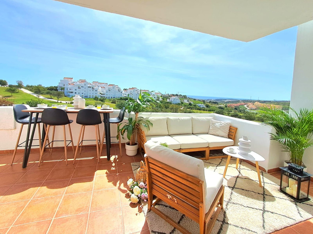 2 Bedroom Apartment in Estepona - Photo 2