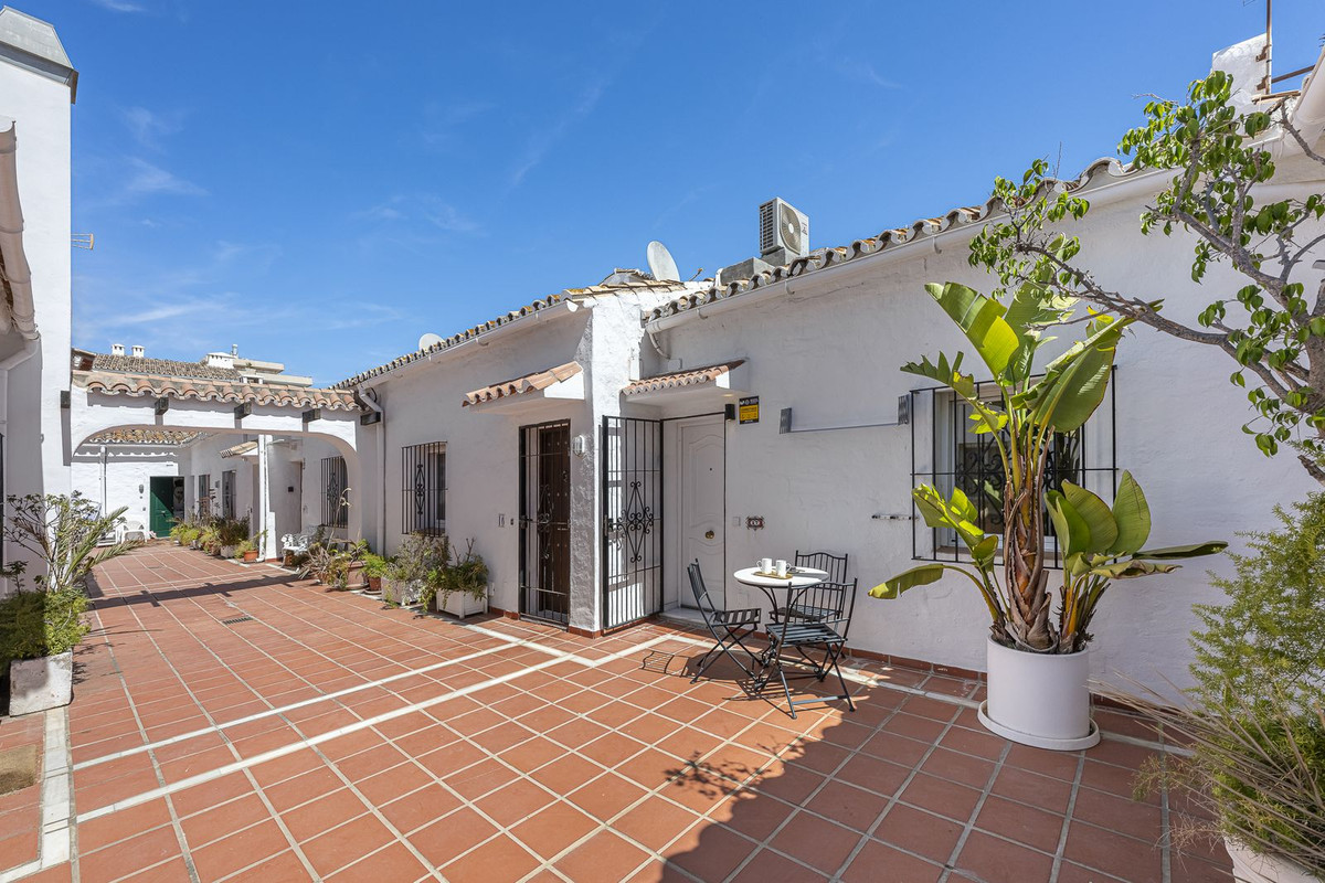 2 Bedroom Apartment in Marbella - Photo 23