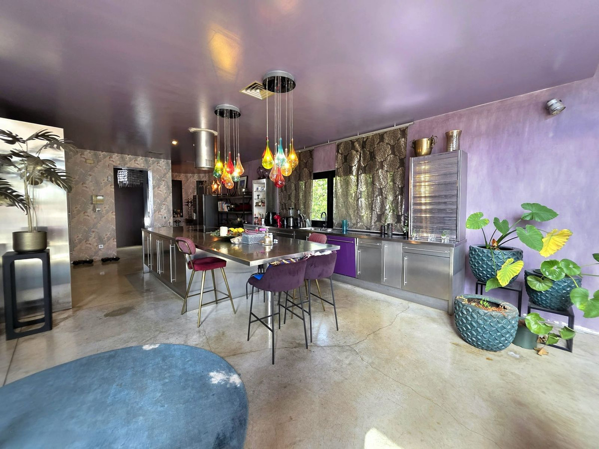 5 Bedroom Villa in Estepona - Photo 21