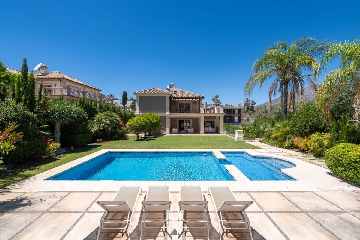 6 Bedroom Villa in Marbella - Photo 3